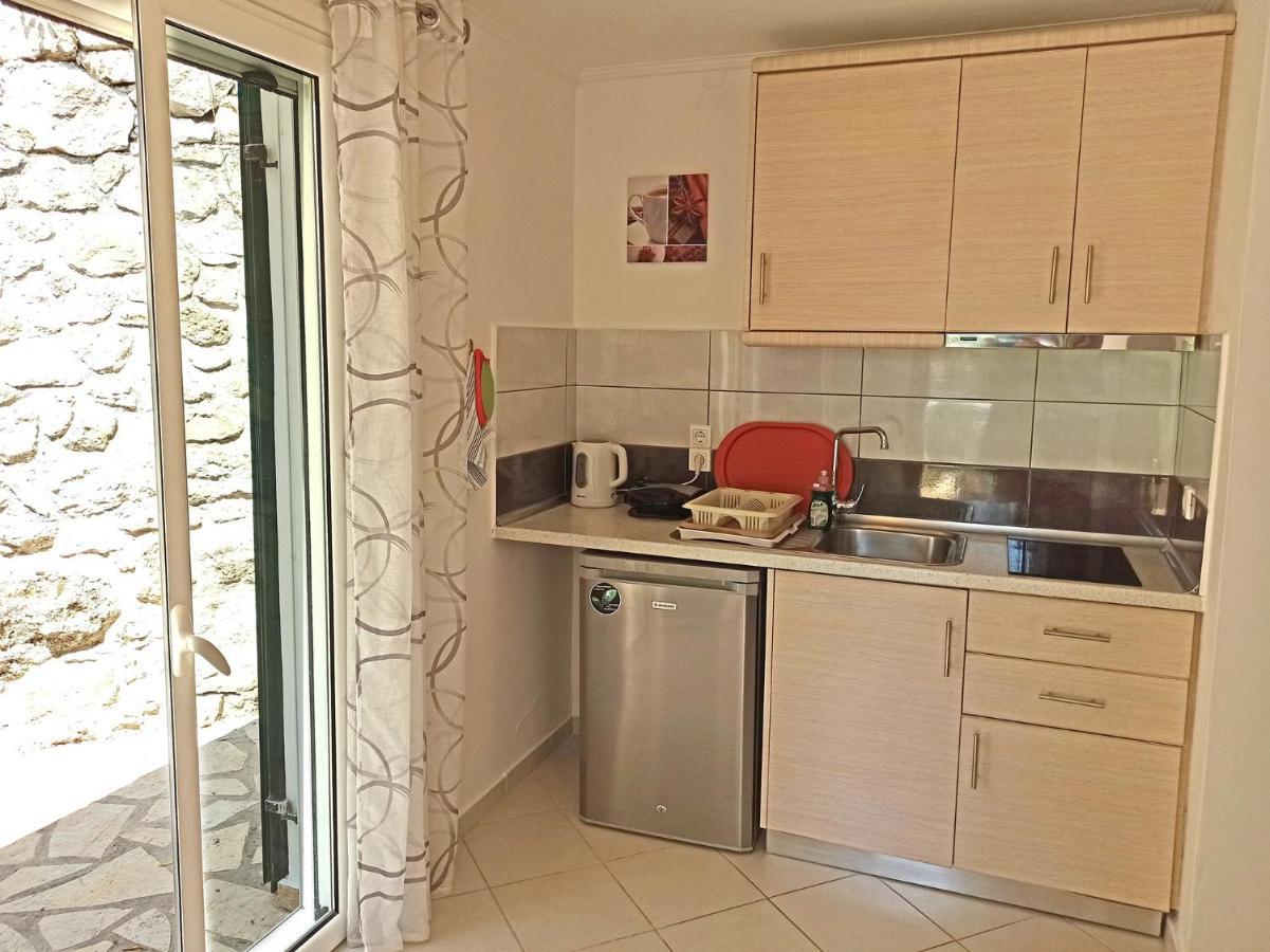 Dolphin Apartments Палеокастрица Экстерьер фото