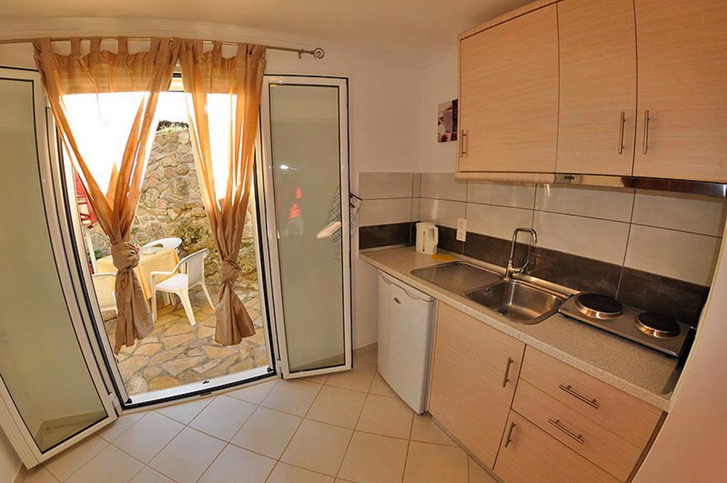 Dolphin Apartments Палеокастрица Экстерьер фото